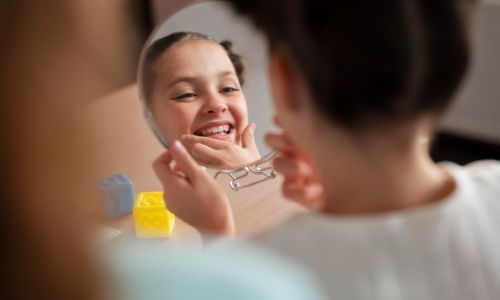 Terapia para la posición correcta de la lengua Imagen ilustrativa de la posición correcta de la lengua en el paladar superior para promover una mejor salud oral y postura facial
